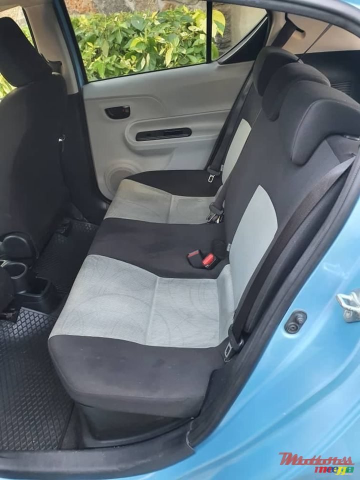 2012' Toyota Aqua photo #6