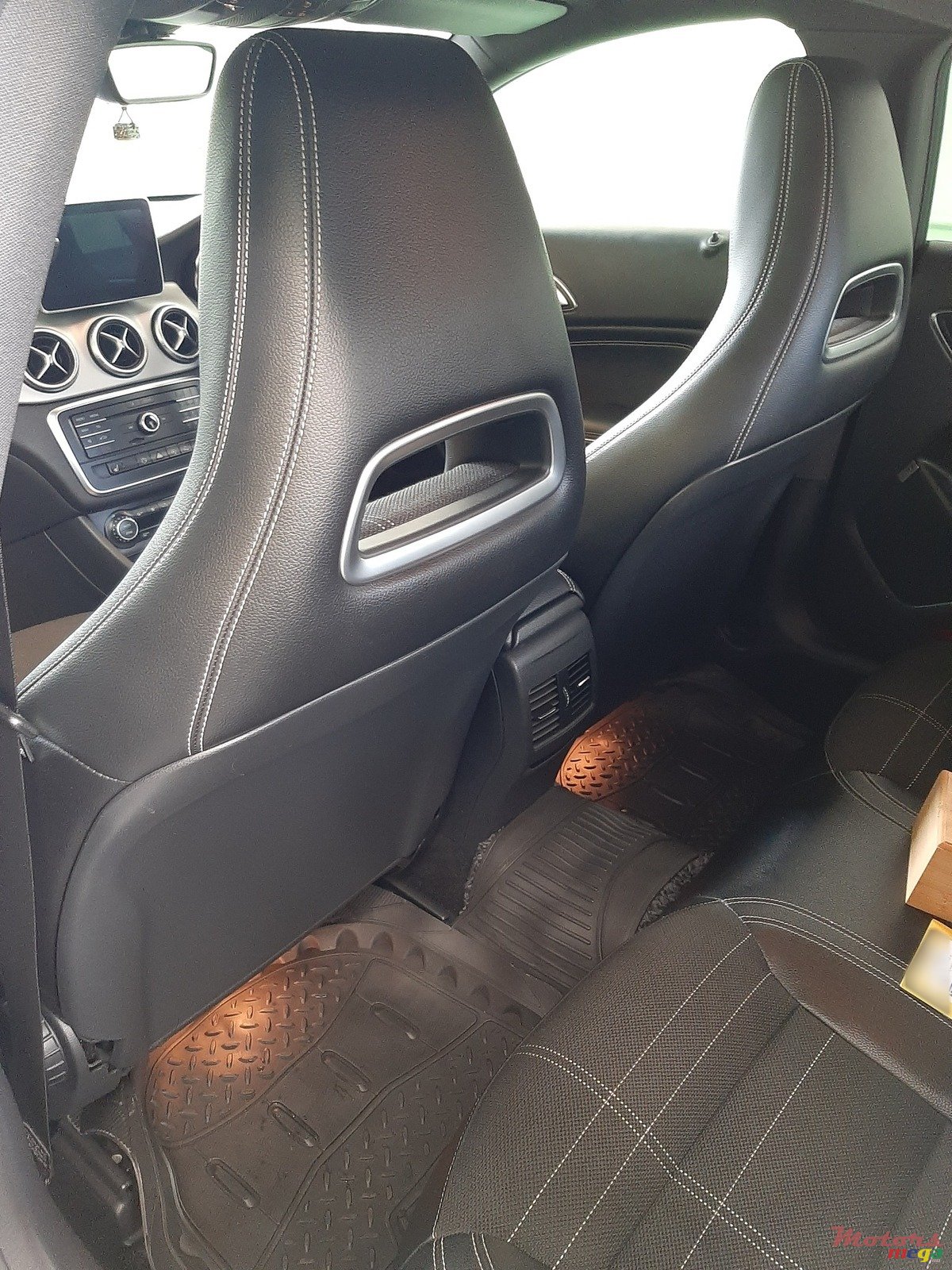 2015' Mercedes-Benz CLA 180 na photo #7
