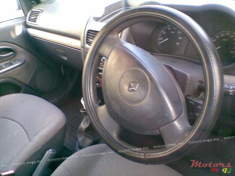 2005' Renault Clio photo #3