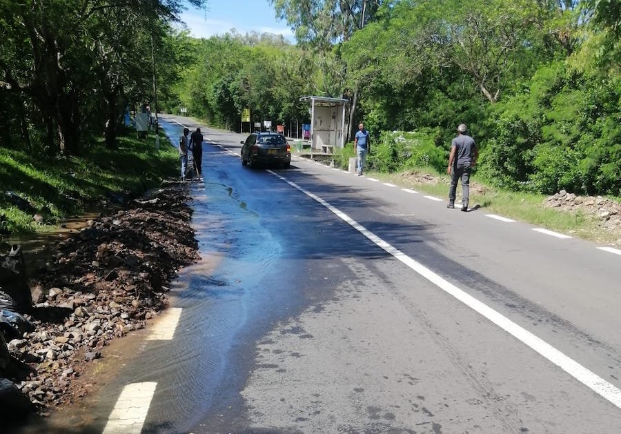 Nettoyage de la route par le District Council de Rivière Noire pour permettre la circulation des véhicules