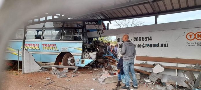 Terrible accident à Pailles: 3 personnes décédées