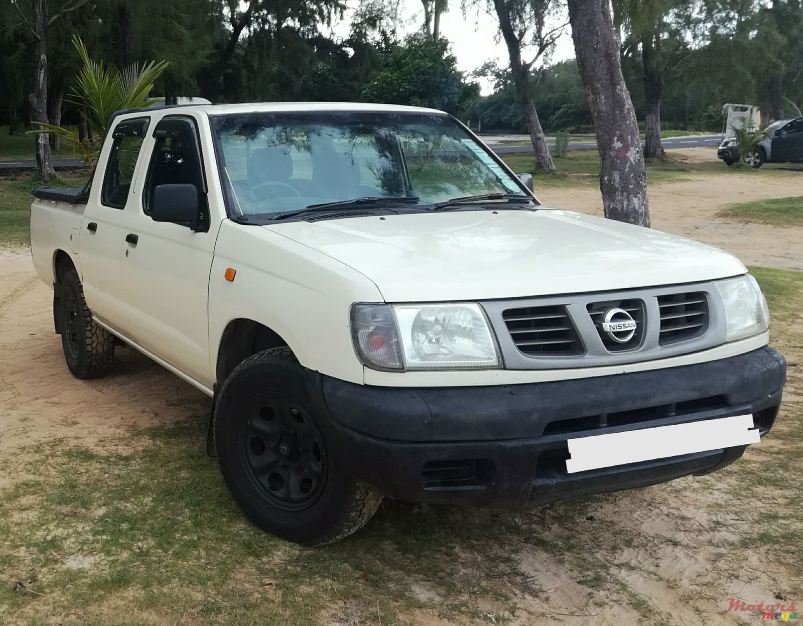 2004' Nissan Navara photo #1