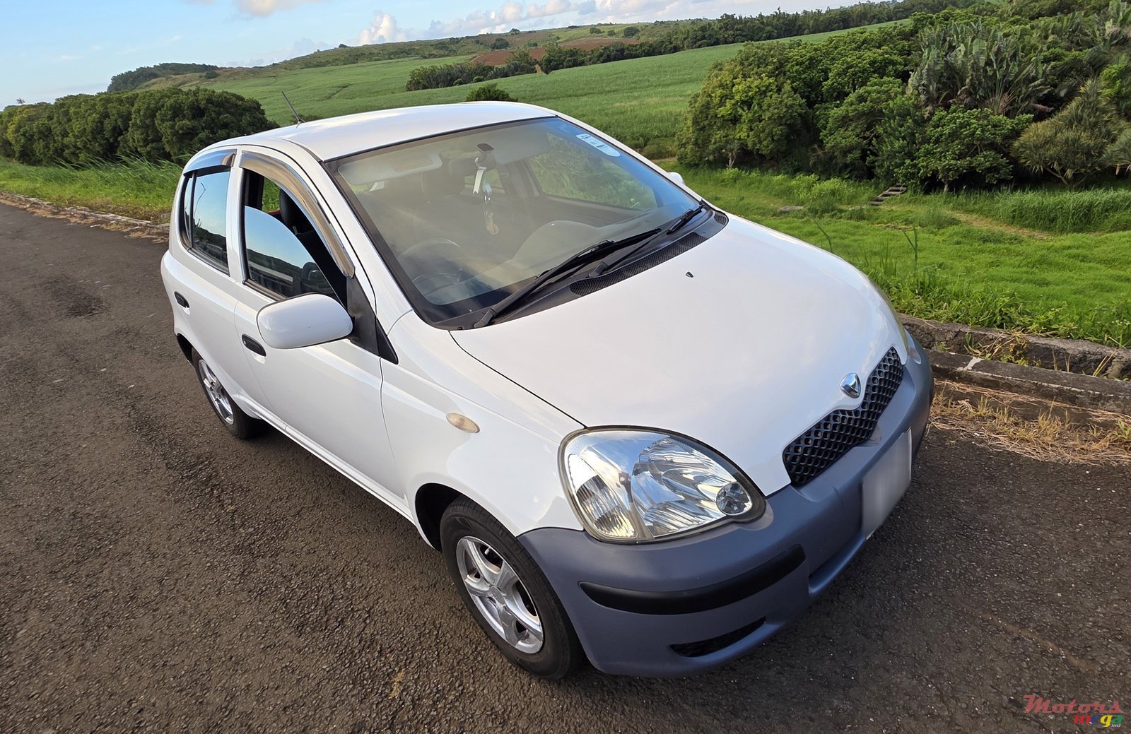 2003' Toyota Vitz photo #4