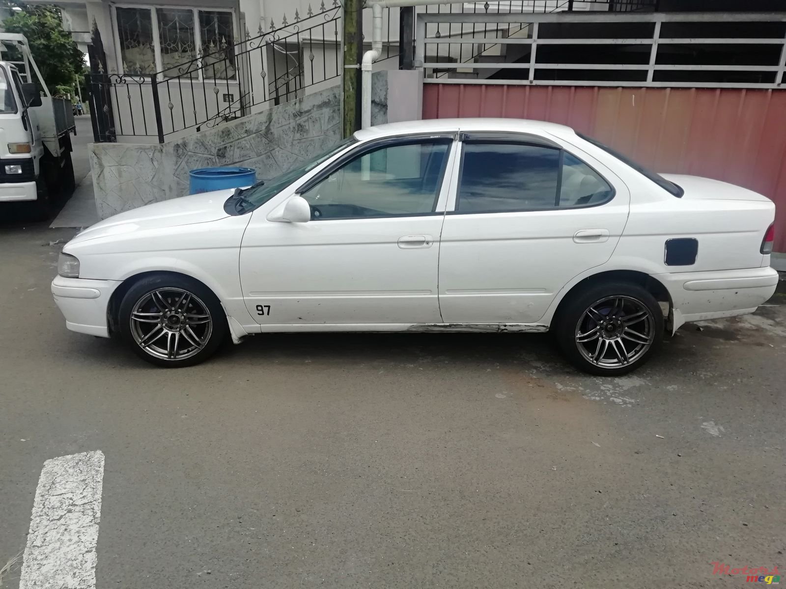 2001' Nissan Sunny photo #1