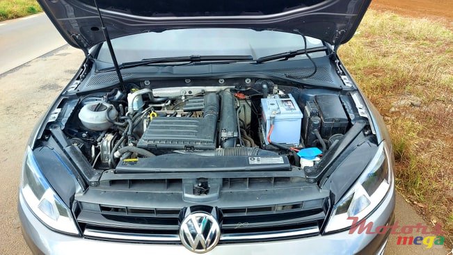 2015' Volkswagen Golf VII 1.2 TSI photo #4