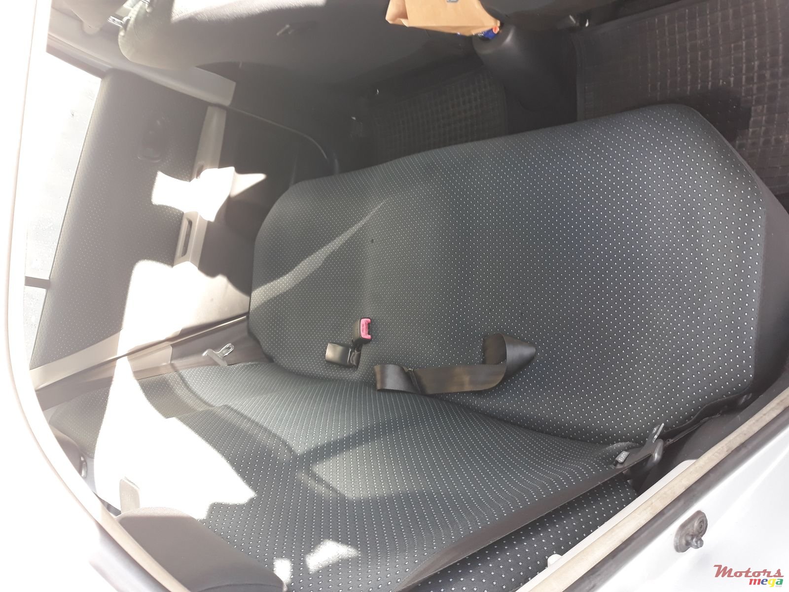 2005' Toyota Vitz photo #5