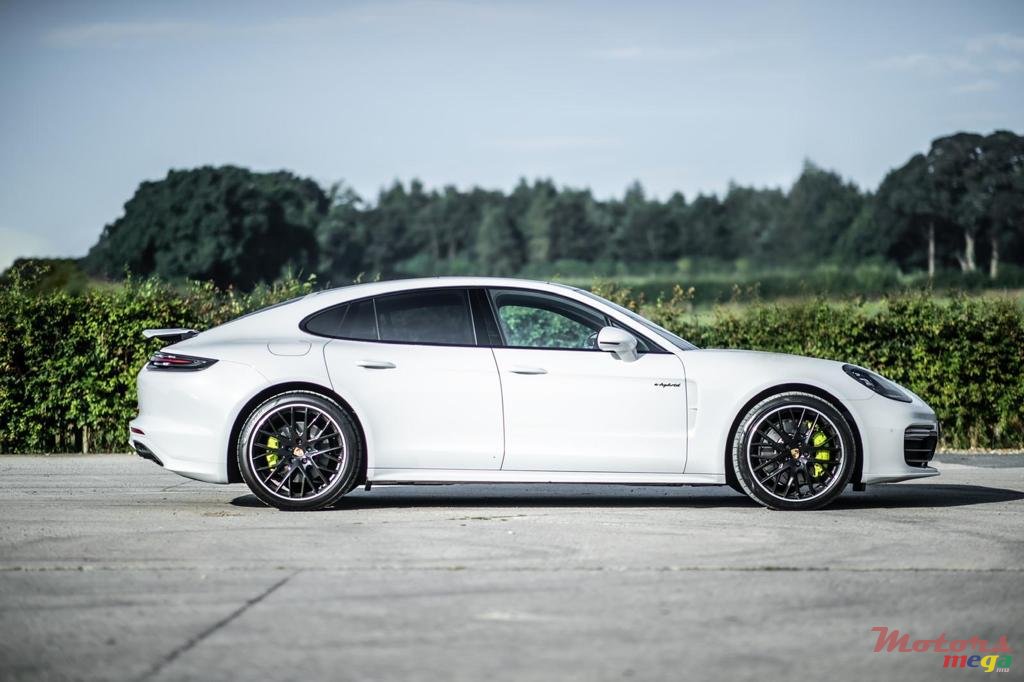 2017' Porsche Panamera photo #4