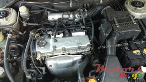 2002' Mitsubishi Lancer photo #2