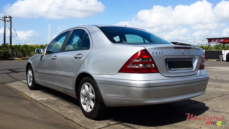 2003' Mercedes-Benz C-Class C220 CDI photo #4