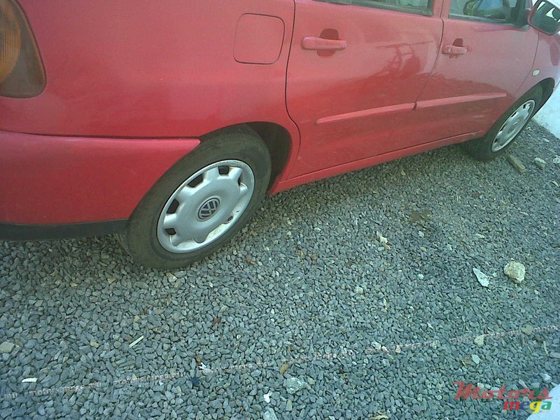 2002' Volkswagen Polo Classic photo #3