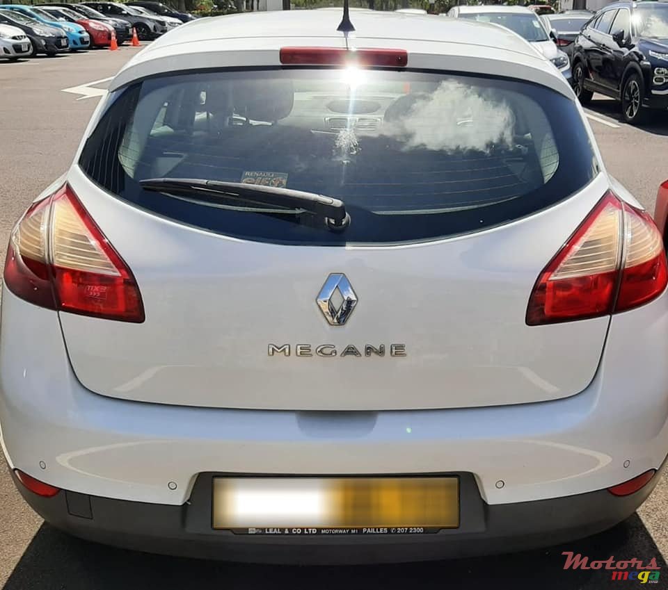 2013' Renault Megane Hatchback photo #3