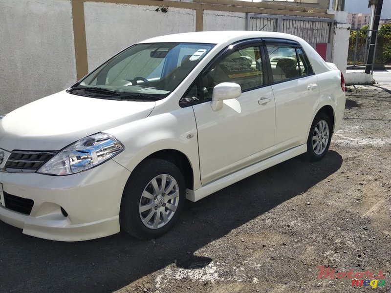 2012' Nissan Tiida photo #2