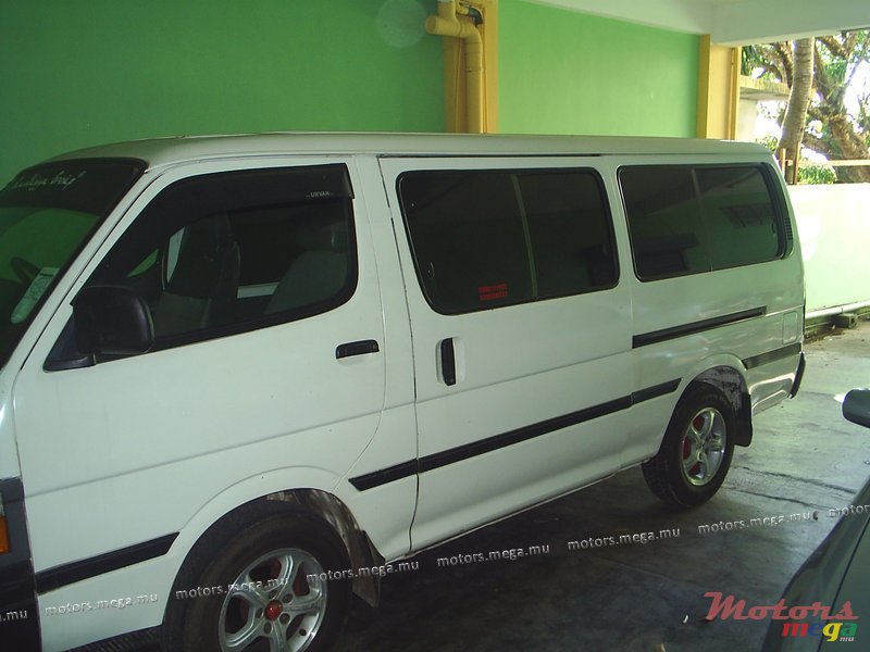 2002' Toyota HiAce photo #1