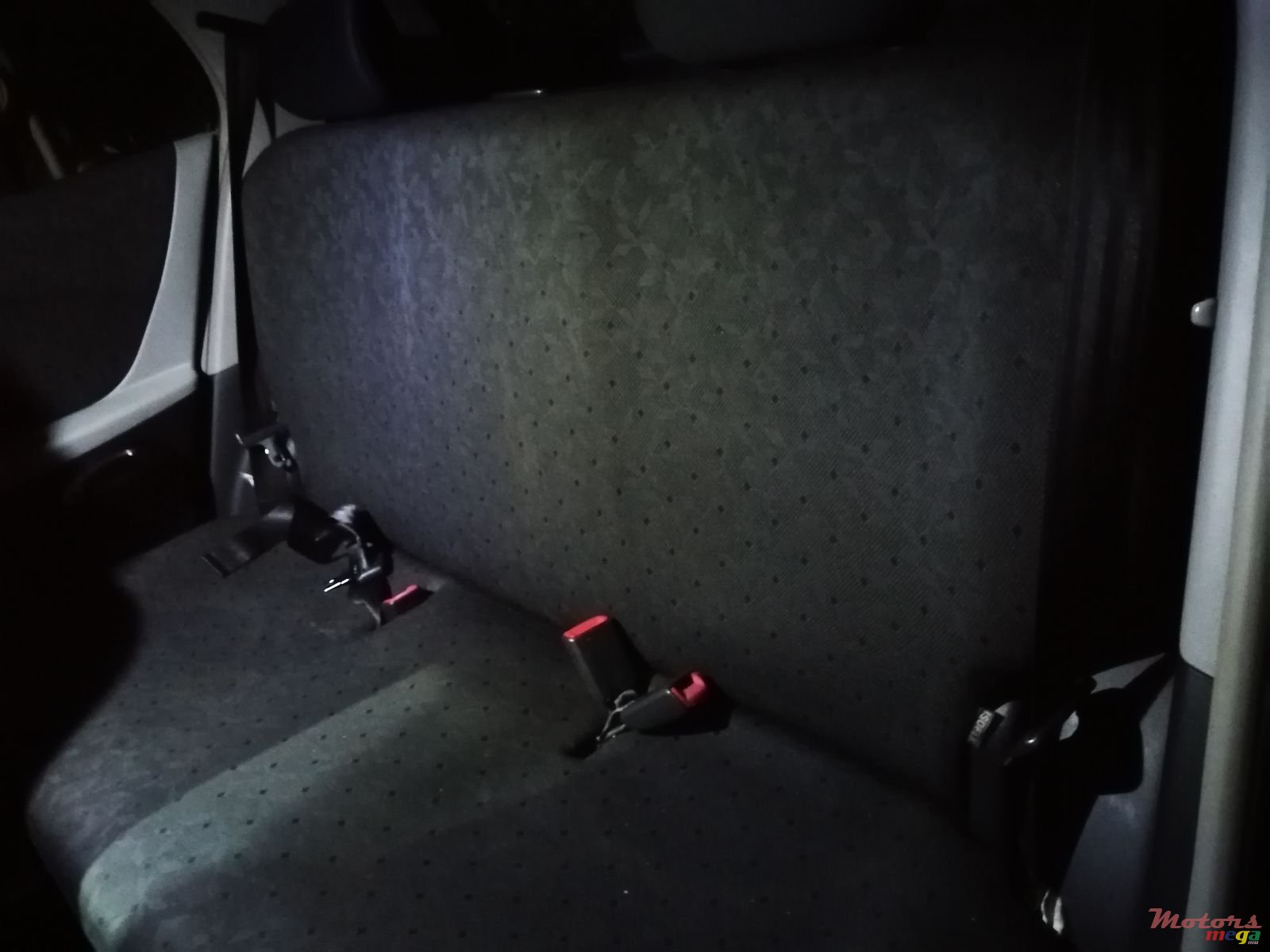 2010' Toyota Vitz photo #3