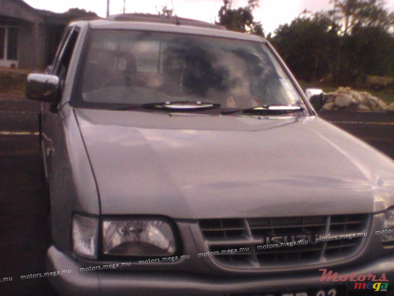 2003' Isuzu photo #2
