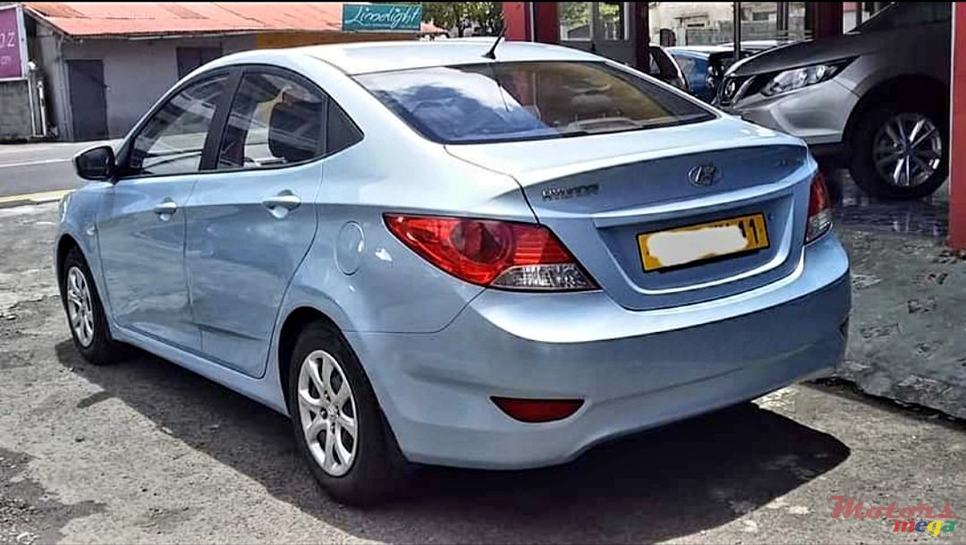 2011' Hyundai Accent photo #3