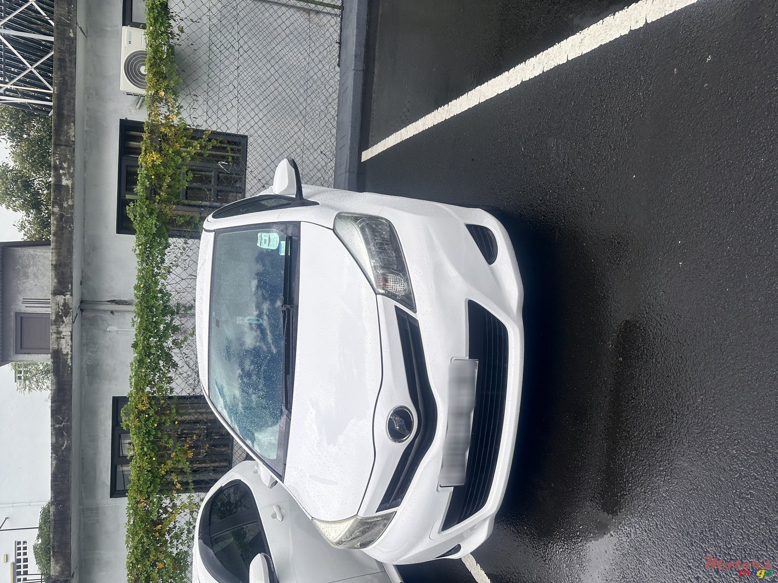 2012' Toyota Vitz photo #2