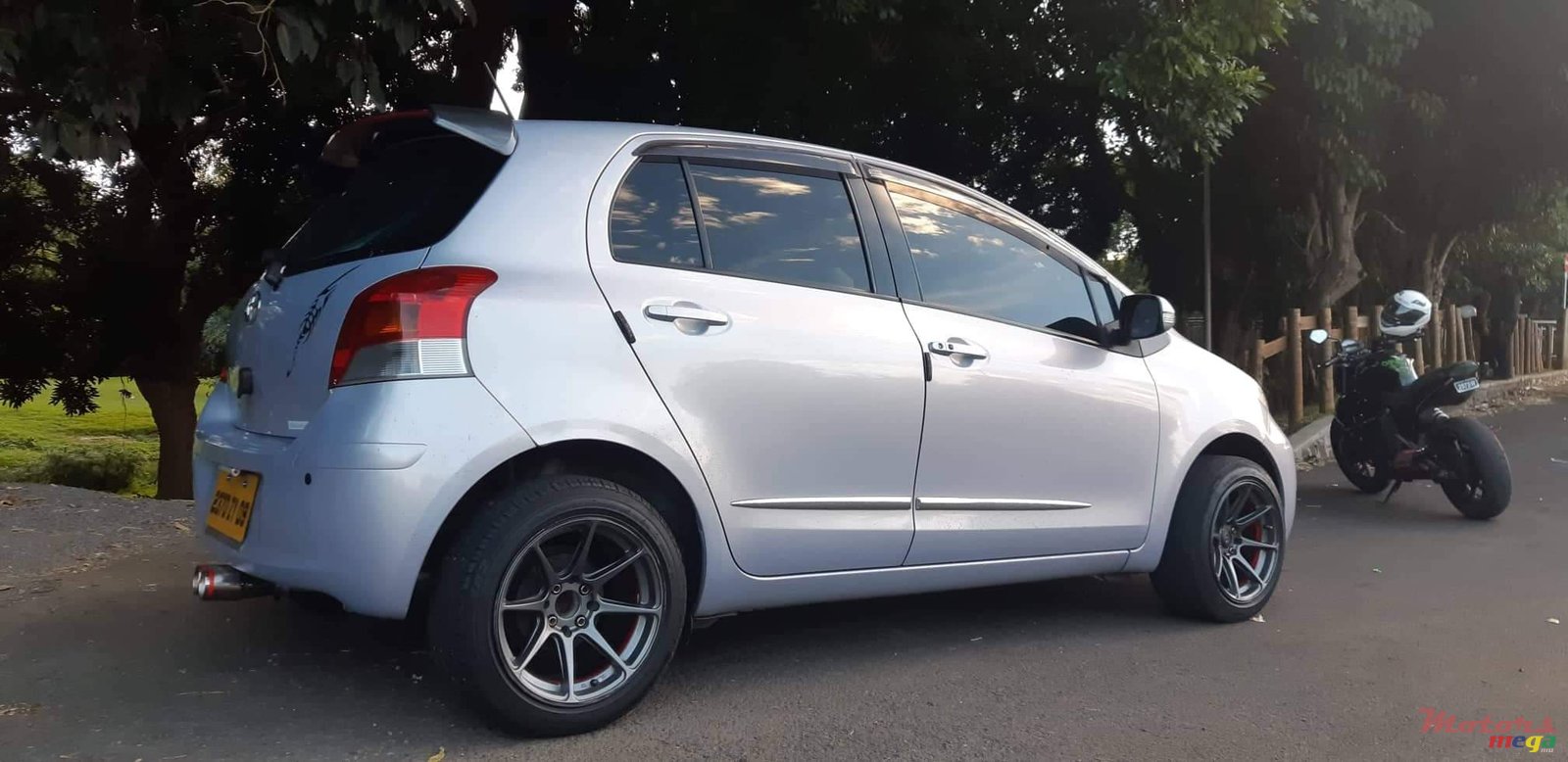 2009' Toyota Vitz photo #2