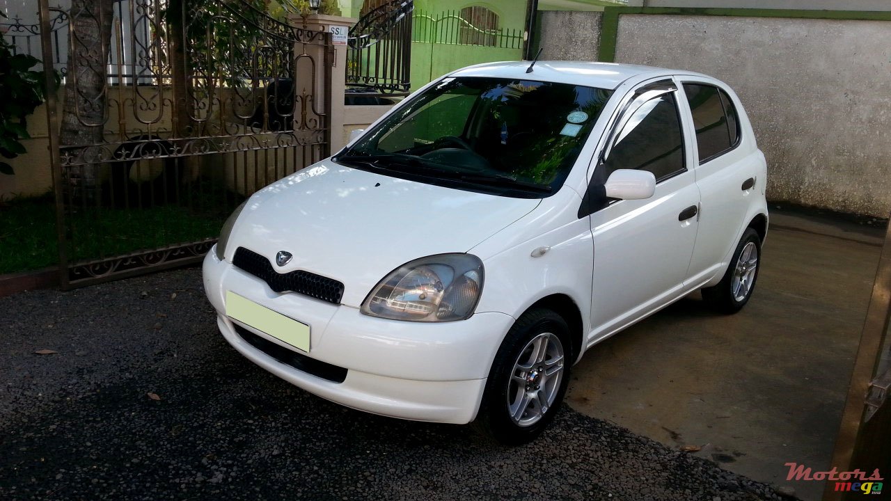 1999' Toyota Vitz photo #1