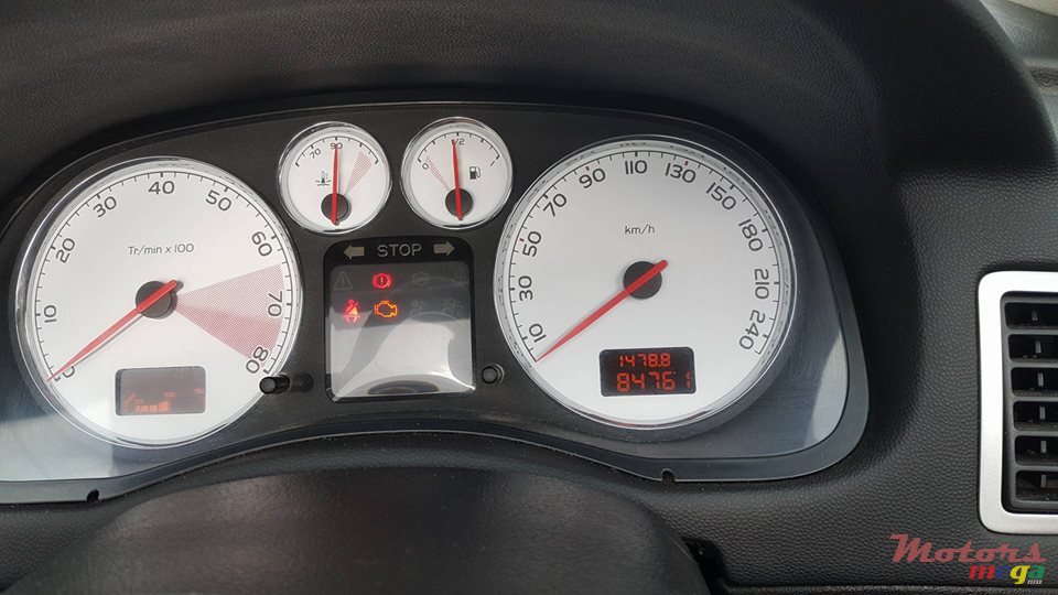 2008' Peugeot 307cc Convertible photo #3