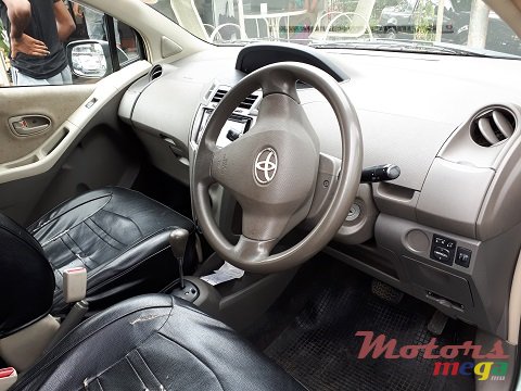 2009' Toyota Vitz photo #2