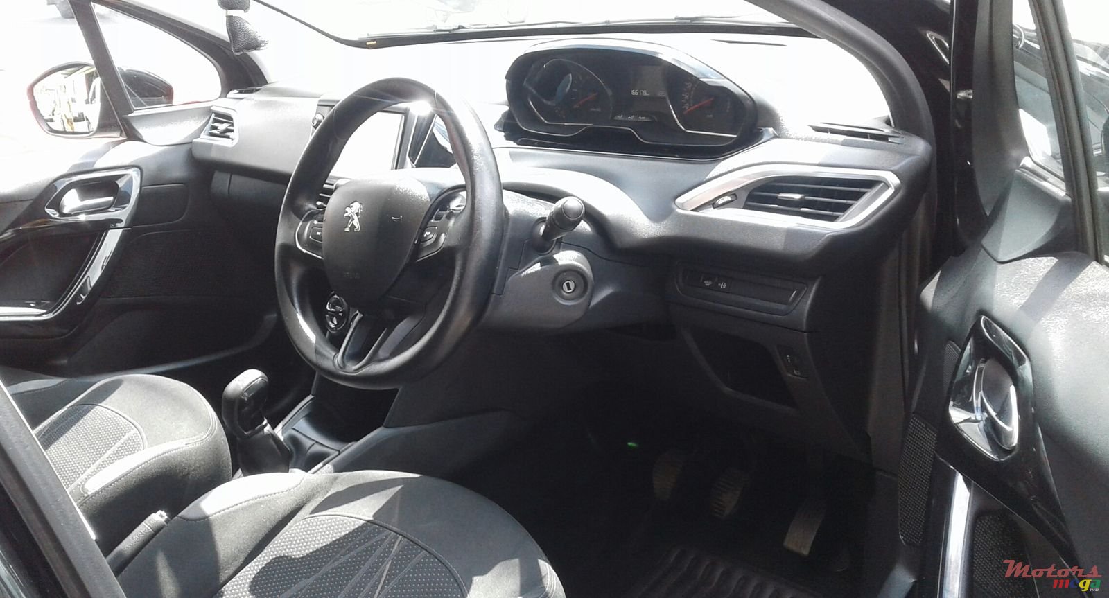 2013' Peugeot 208 photo #2