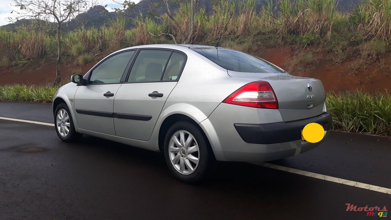 2008' Renault Megane photo #2