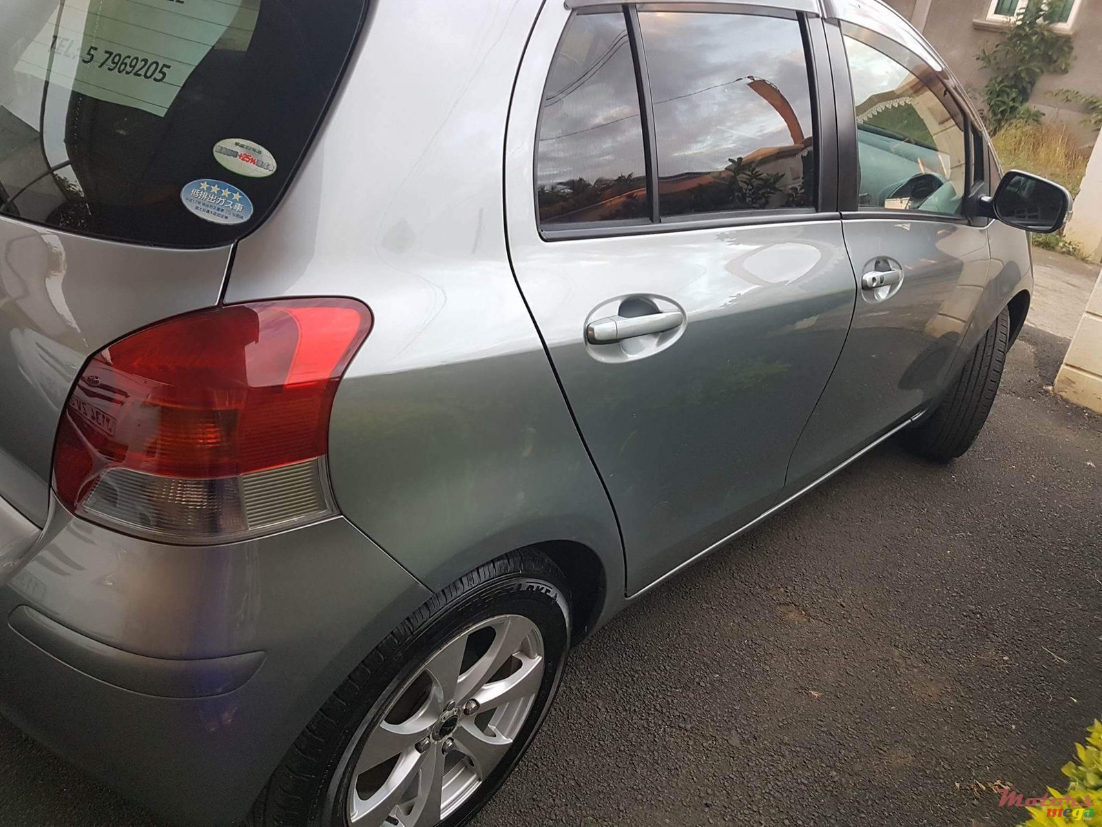 2010' Toyota Vitz photo #3