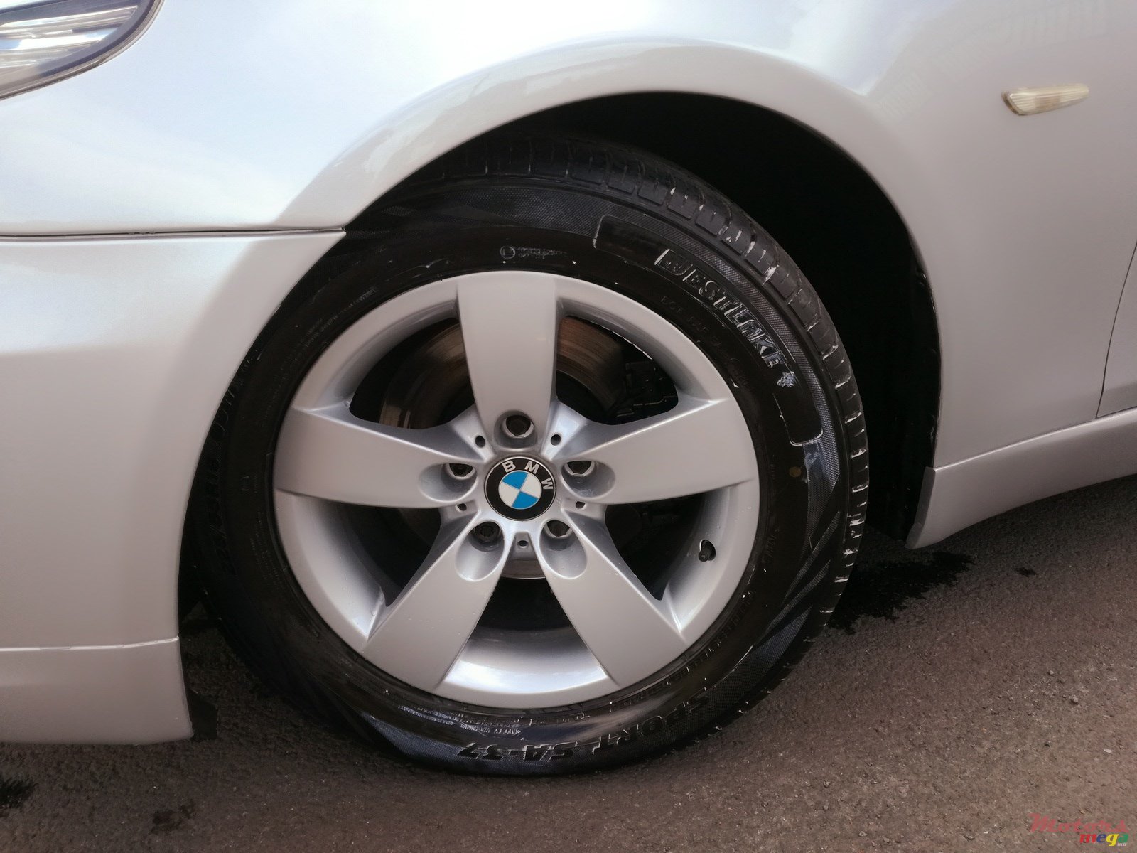 2010' BMW 520 i petrol engine photo #3