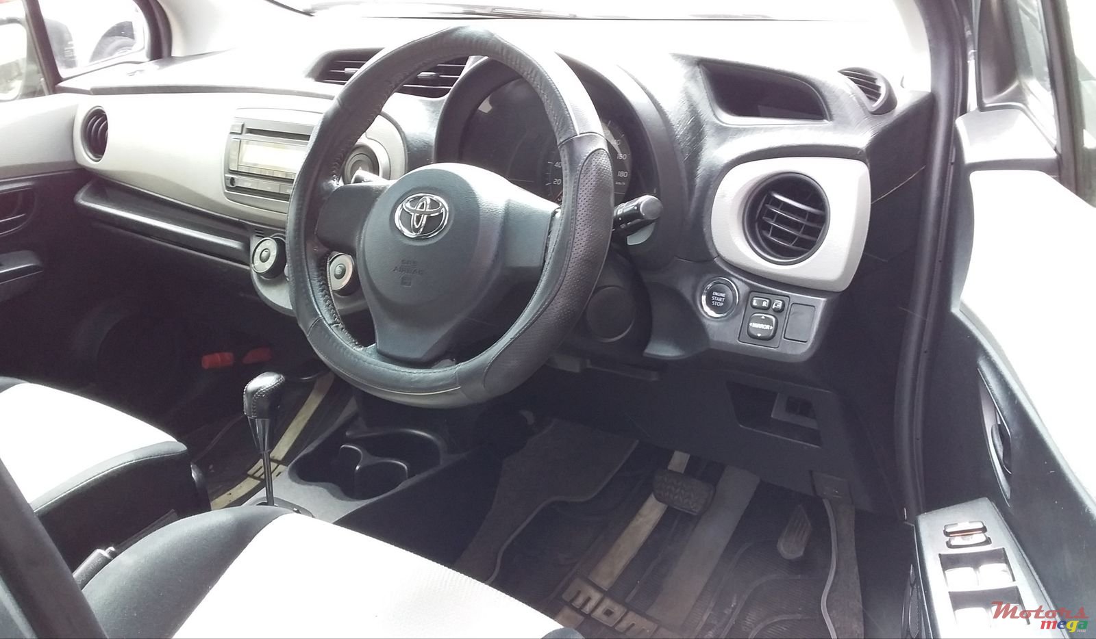 2011' Toyota Vitz photo #3