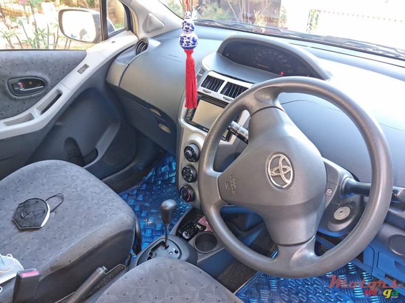 2009' Toyota Vitz photo #7