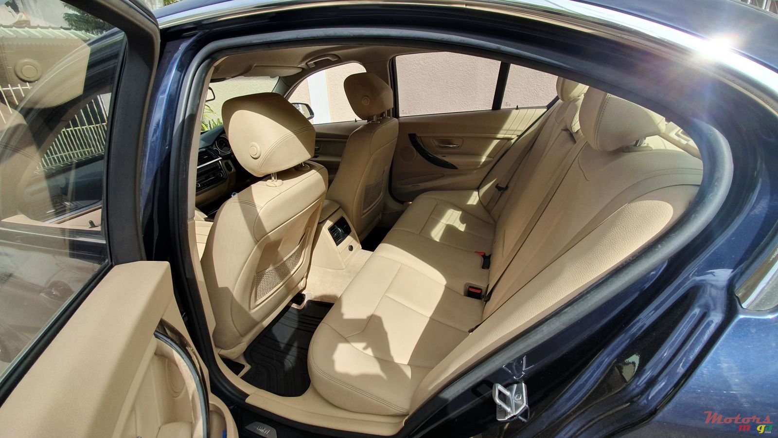 2015' BMW 3 Series 316i photo #6