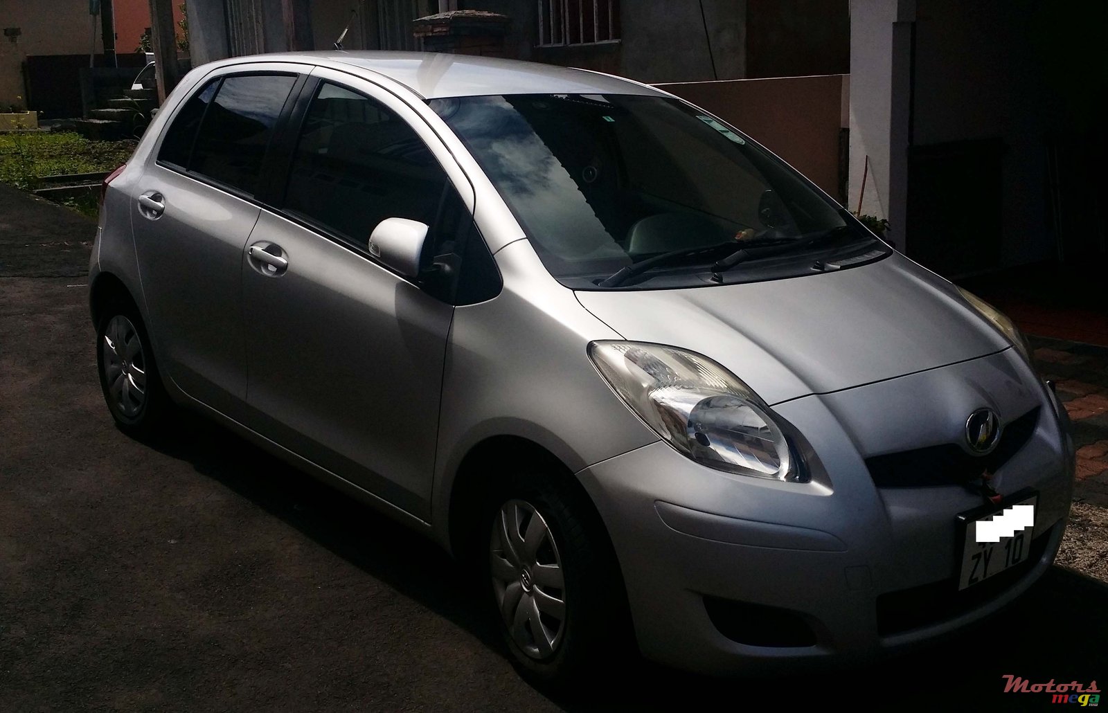 2010' Toyota Vitz photo #1