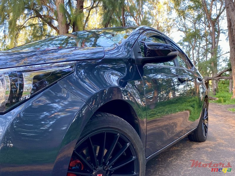 2017' Toyota Corolla Alloy rims, full option photo #2
