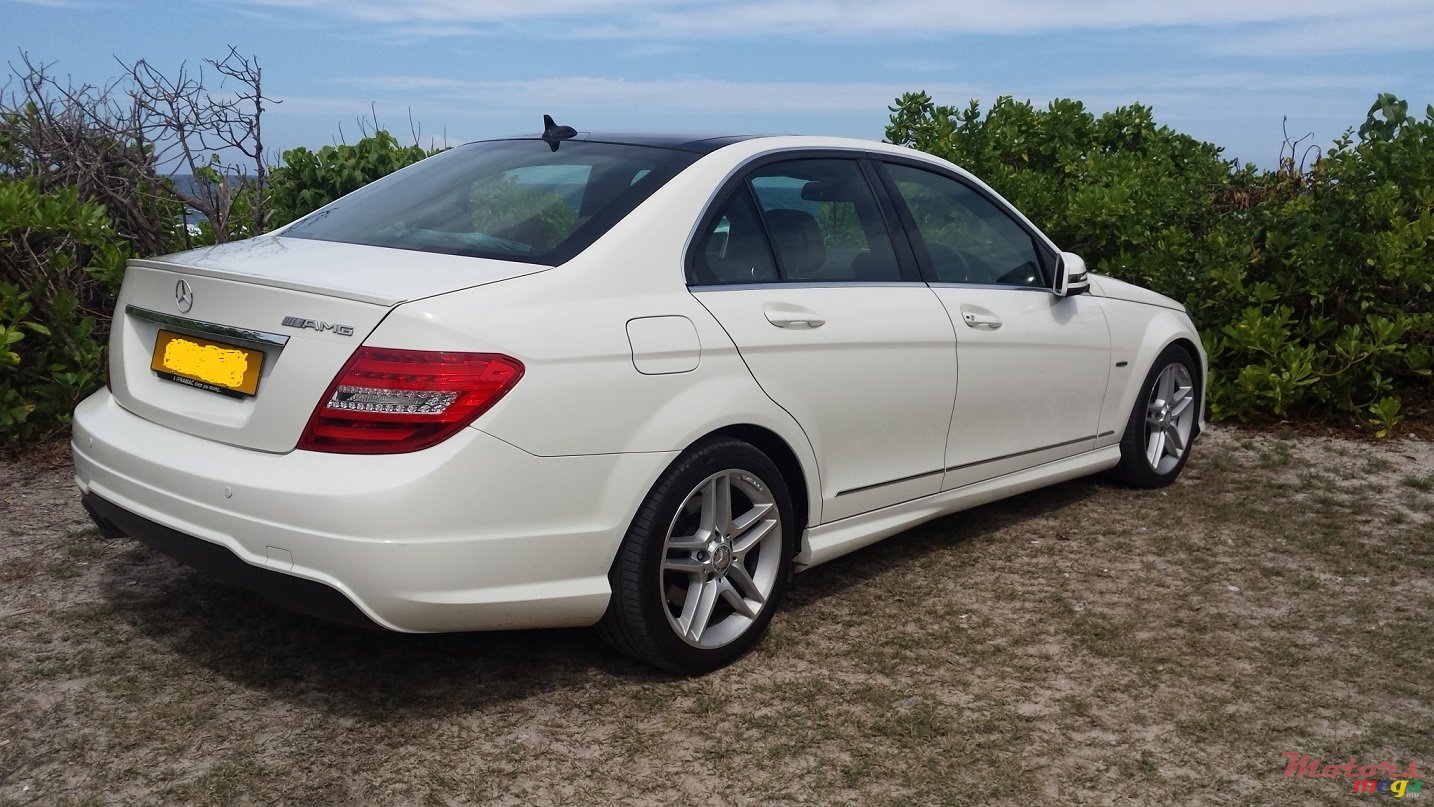 2011' Mercedes-Benz C-Class photo #2