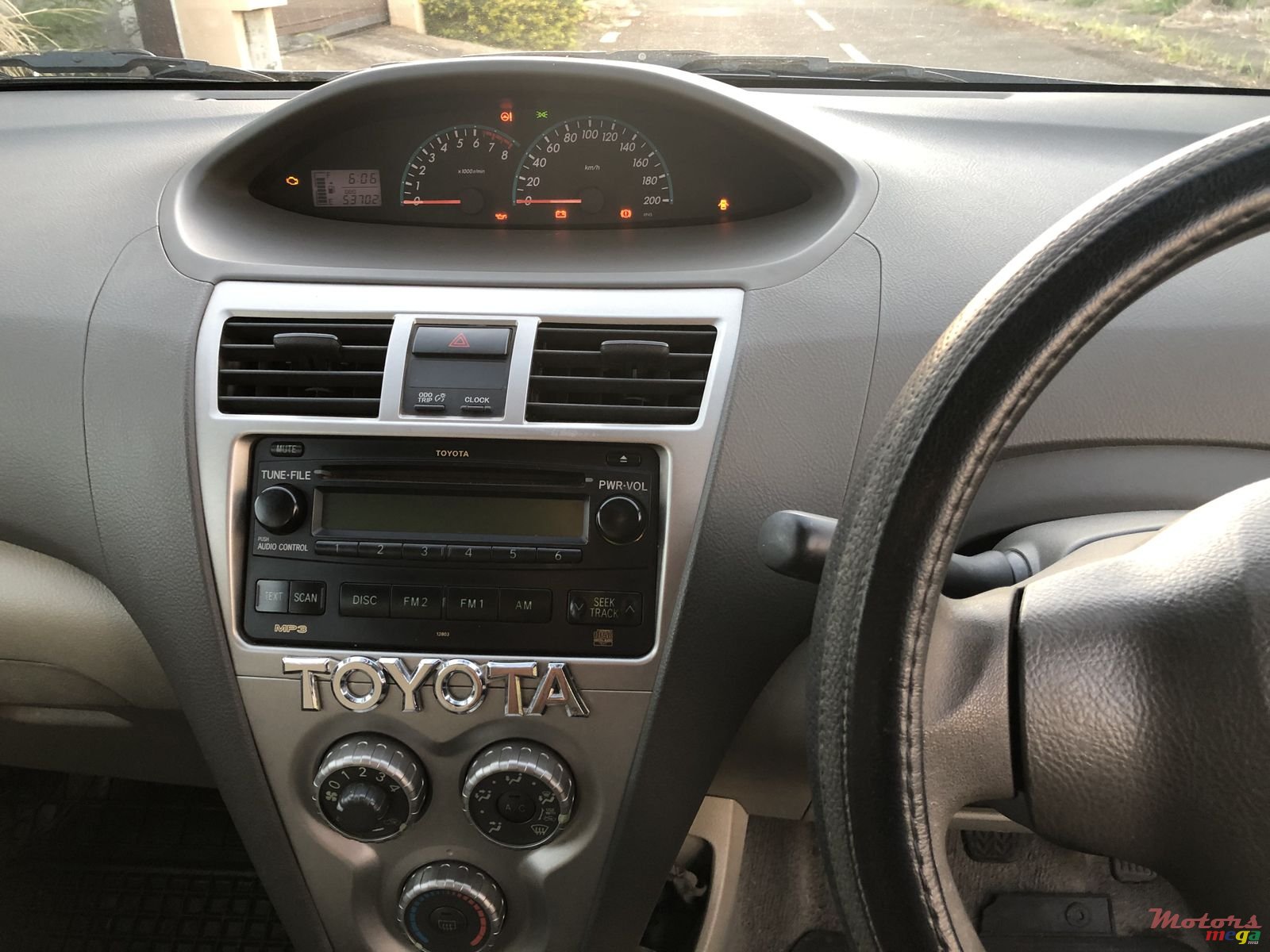 2011' Toyota Yaris photo #4