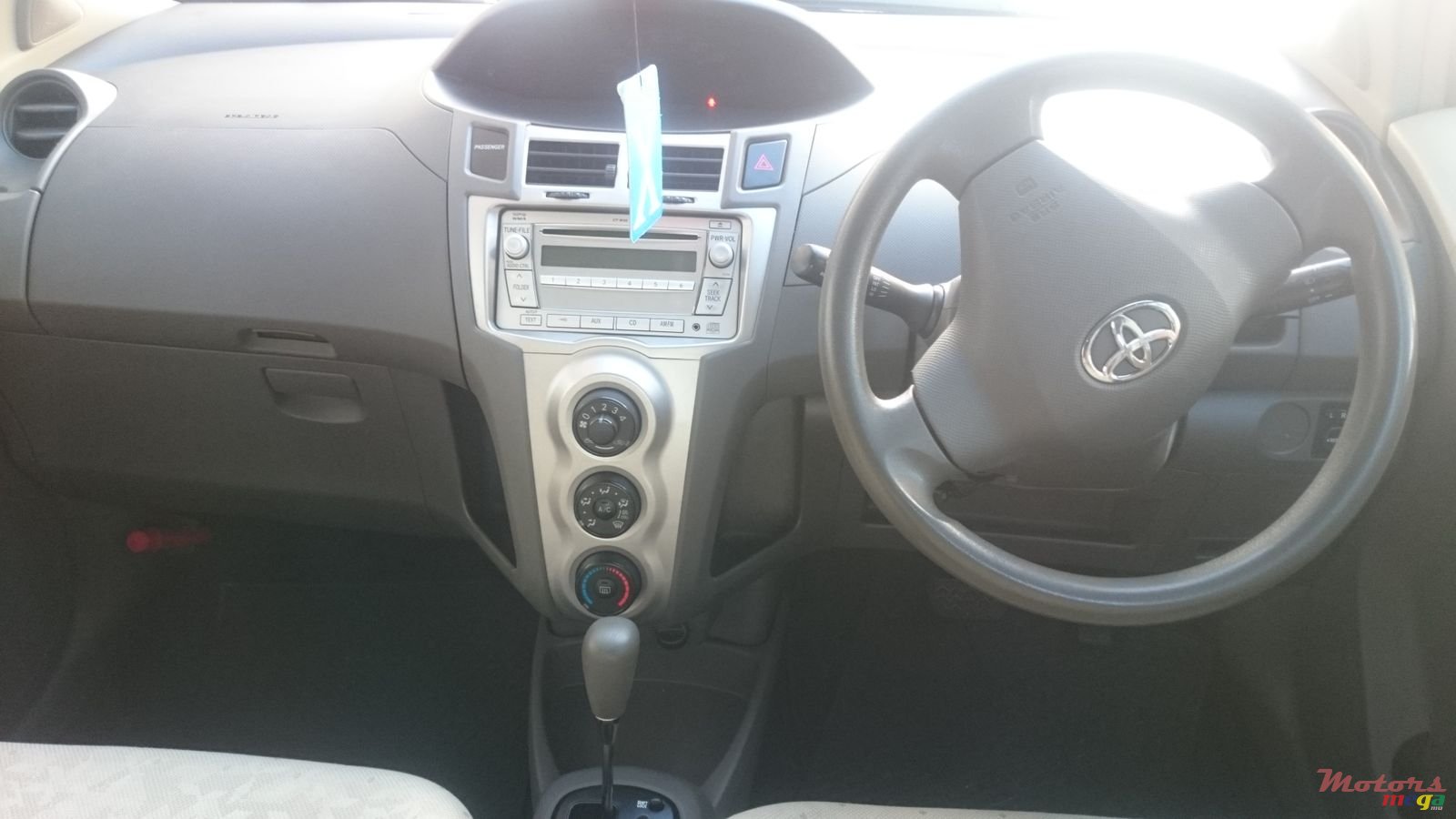 2009' Toyota Vitz photo #4