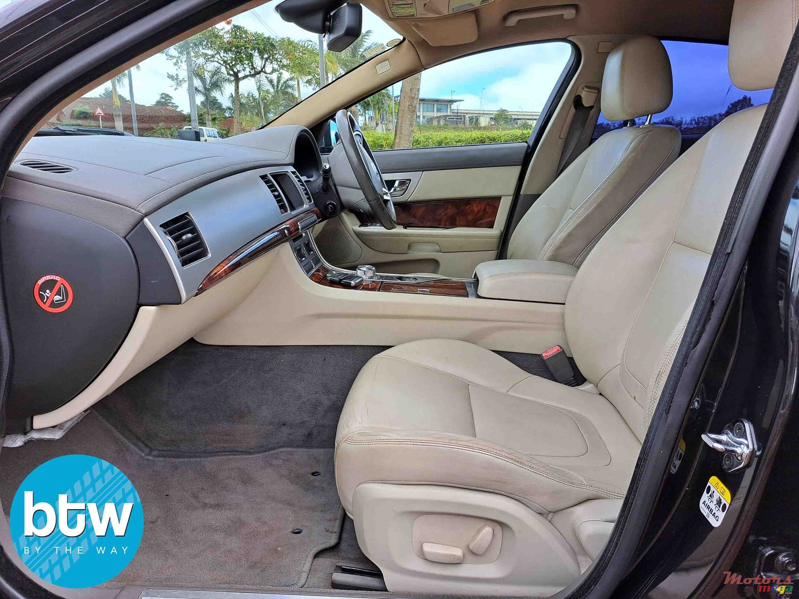 2013' Jaguar XF photo #5