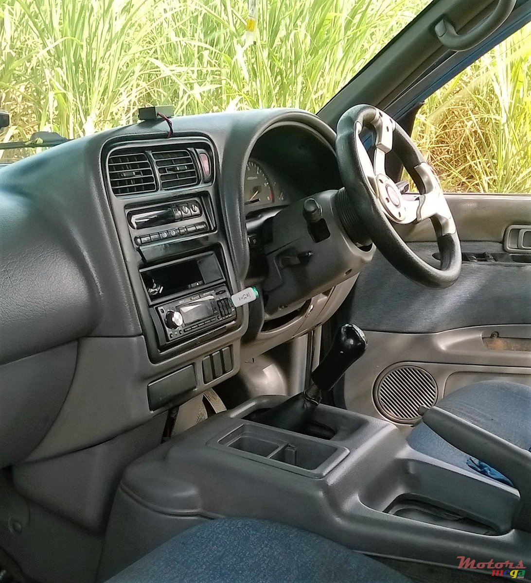 1995' Nissan Serena photo #1