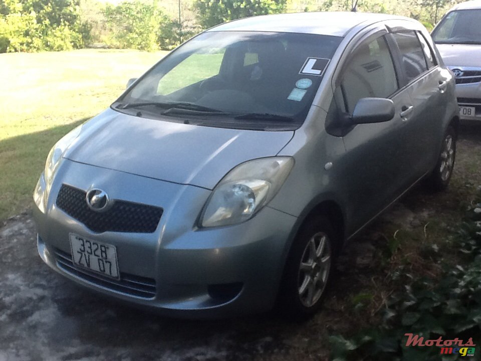 2007' Toyota Vitz photo #1
