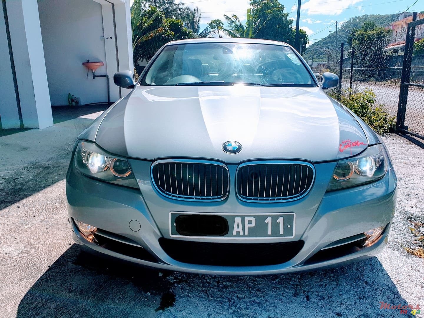 2011' BMW 320 photo #1