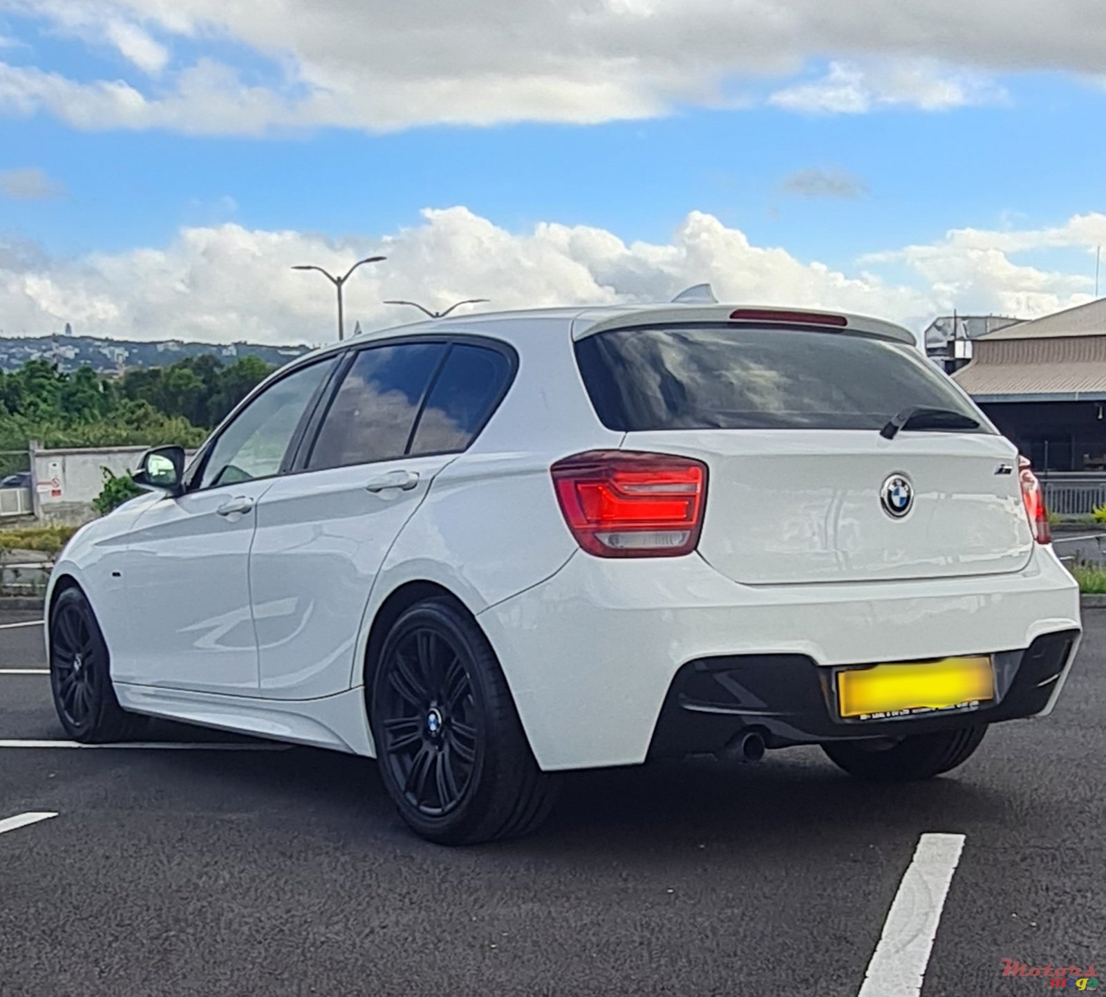 2013' BMW 1 Series 5 Door photo #4