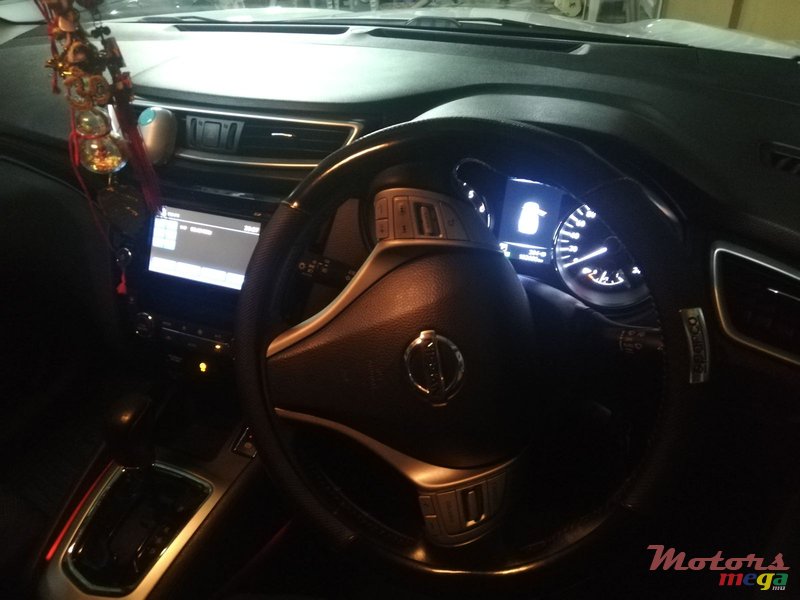 2015' Nissan Qashqai SUV photo #2
