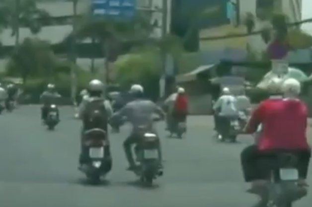 Thief on Scooter Caught on Video, then by Police in Vietnam