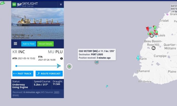 Un vraquier battant pavillon des îles Marshall réparé à Port-Louis