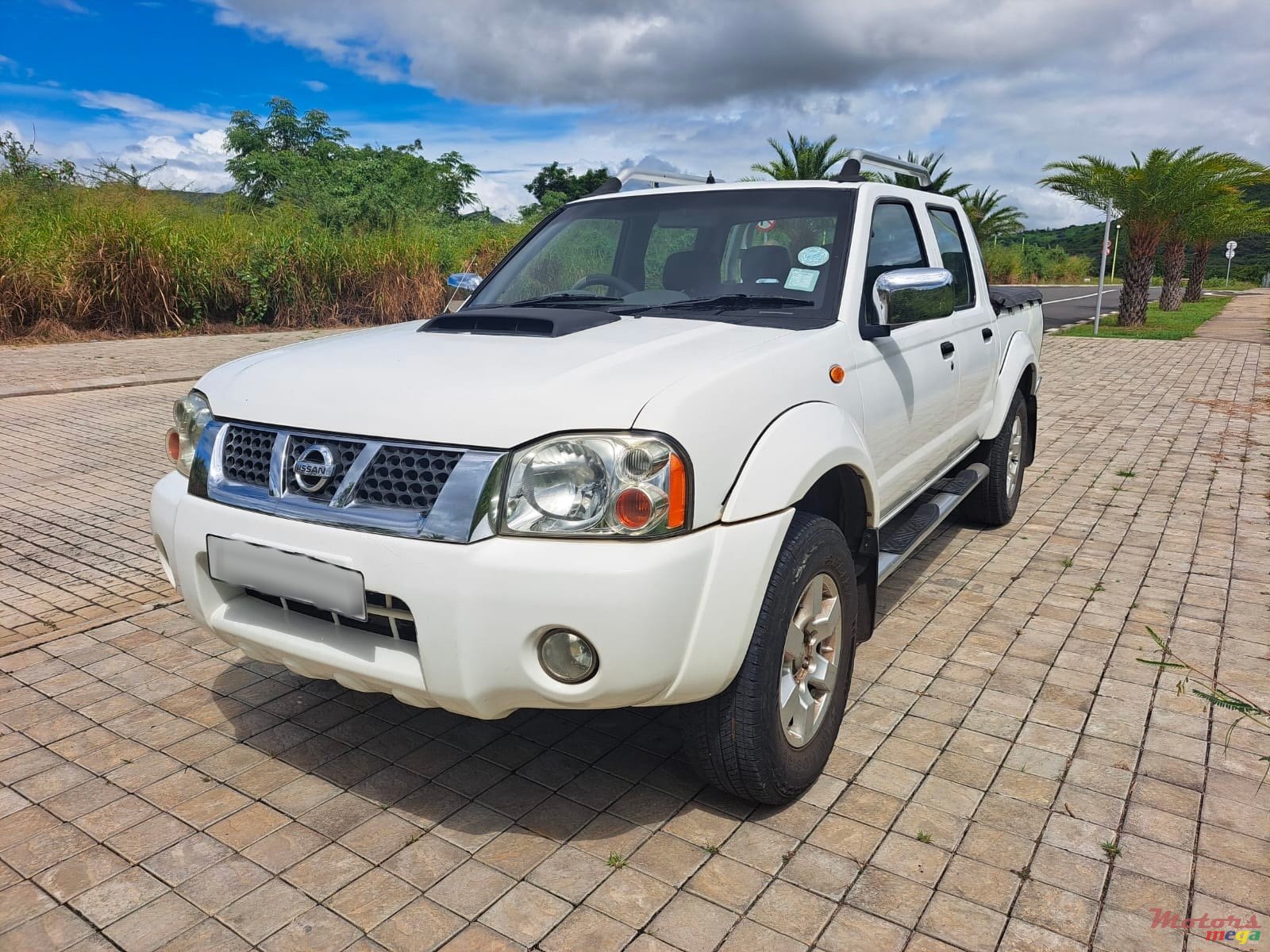 2015' Nissan Hardbody photo #2