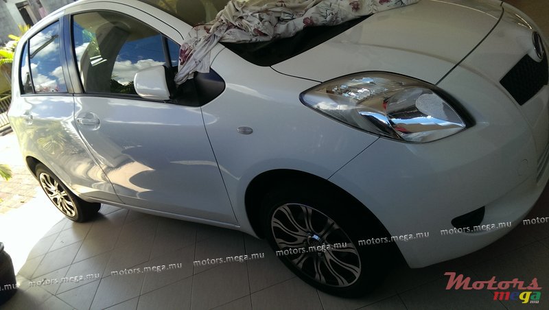 2005' Toyota Vitz photo #1