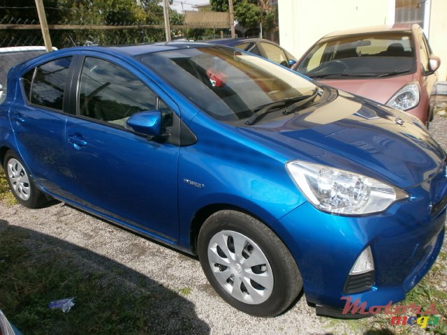 2013' Toyota Prius Plug-in Hybrid AQUA photo #2