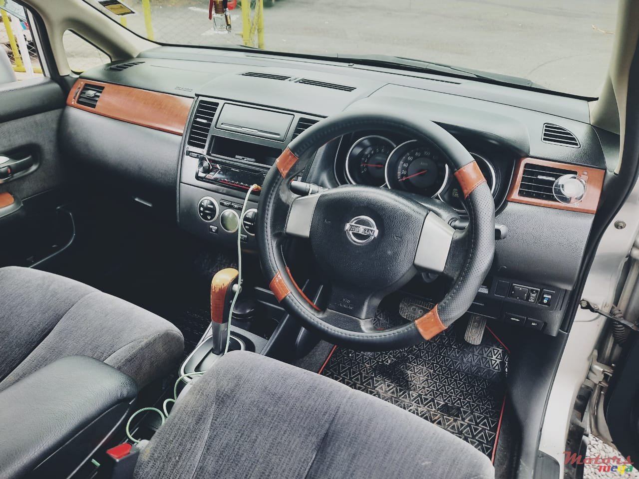 2004' Nissan Tiida photo #5