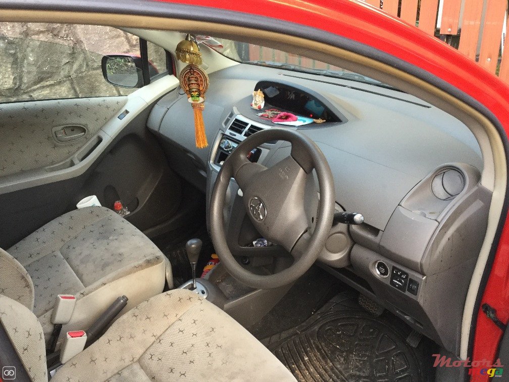 2008' Toyota Vitz photo #2